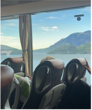 Ein Bild, das Himmel, Fenster, Spiegel, Berg enthält.KI-generierte Inhalte können fehlerhaft sein.