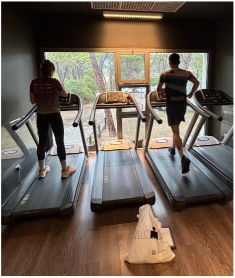 Ein Bild, das Im Haus, Fußboden, Wand, Inneneinrichtung enthält.KI-generierte Inhalte können fehlerhaft sein.