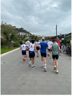 Ein Bild, das draußen, Himmel, Schuhwerk, Person enthält.KI-generierte Inhalte können fehlerhaft sein.